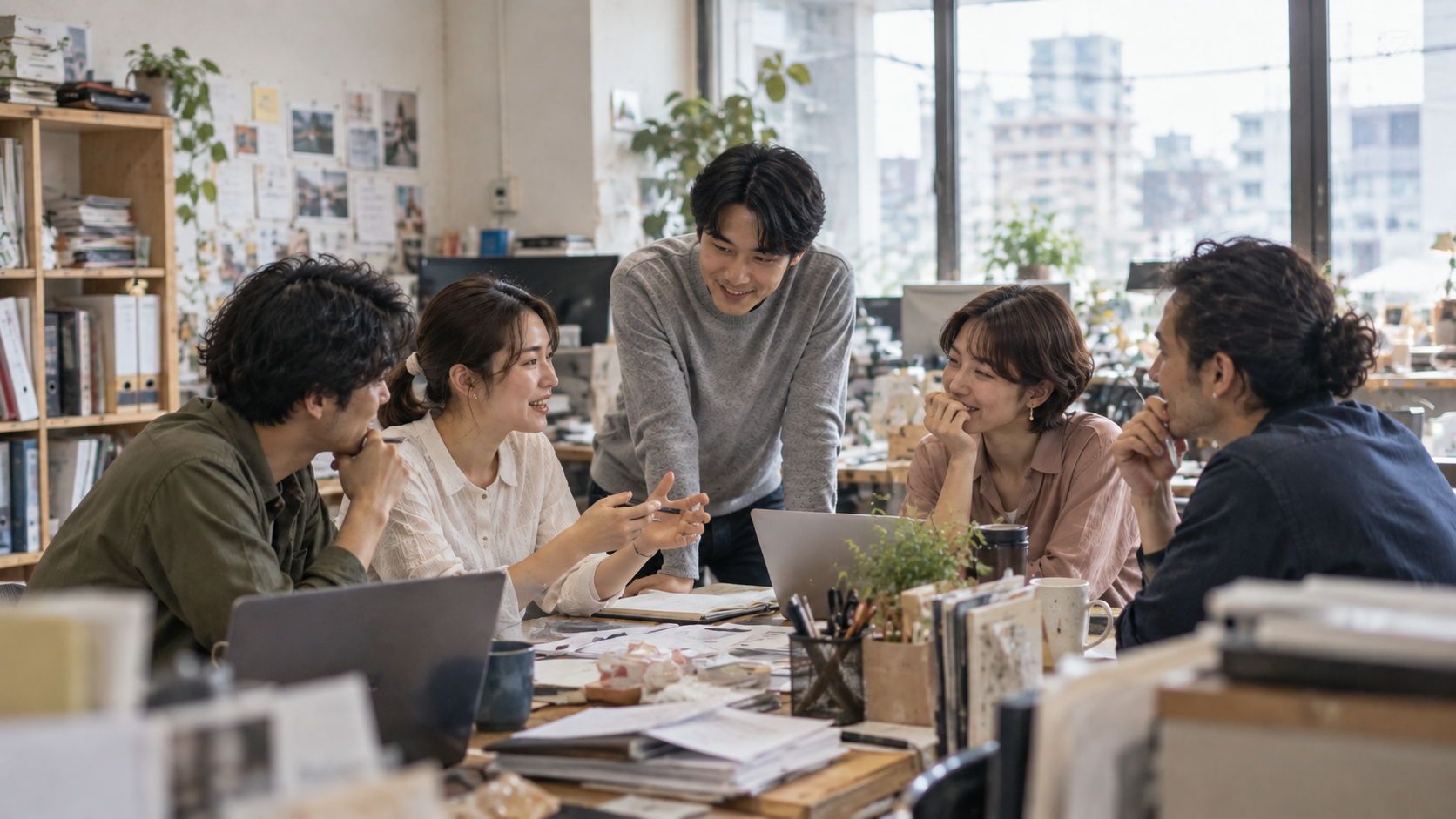複数人で考えている自然な仕事風景