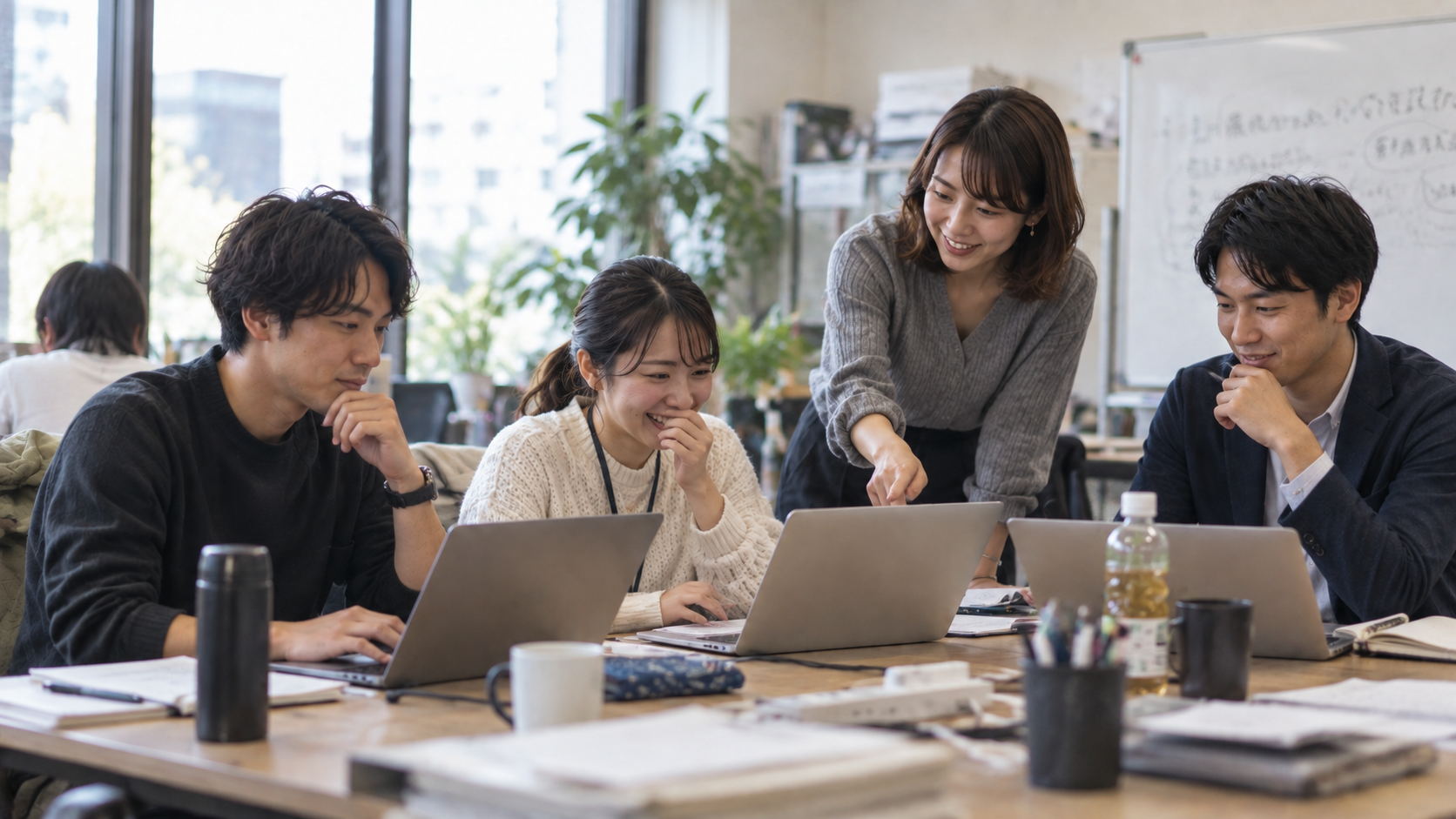 PCで学習・研修を受けている自然な風景